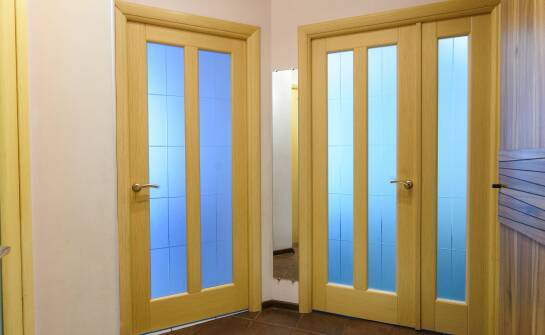 Różnorodność materiałów w drzwiach pokojowych – co warto wiedzieć?