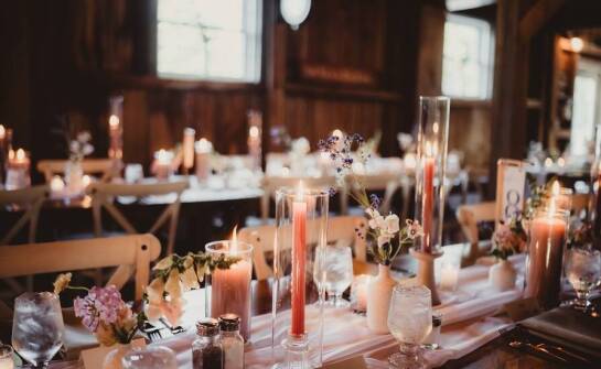 Jak stworzyć niepowtarzalny klimat wesela dzięki regionalnym dekoracjom?