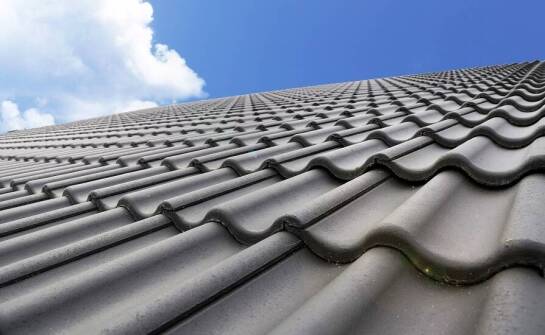 Jak specyfika konstrukcji budynku wpływa na wycenę dachu z dachówki betonowej?