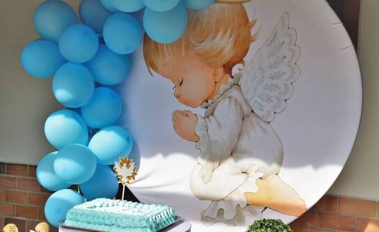 Napis chrzest święty jako wyjątkowy element dekoracyjny