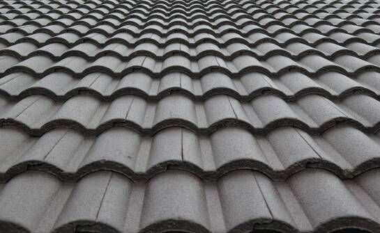 Jakie materiały dodatkowe wpływają na wycenę dachu z dachówki betonowej?
