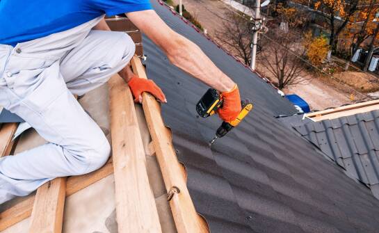 Jak wybrać najlepsze mocowania i elementy złączne do montażu dachu?