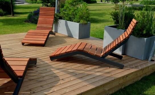 Leżak ogrodowy drewniany - idealny na każdy taras