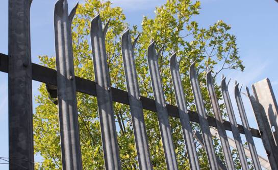 Sztachety metalowe na ogrodzenia – trwałość i estetyka dla każdej posesji