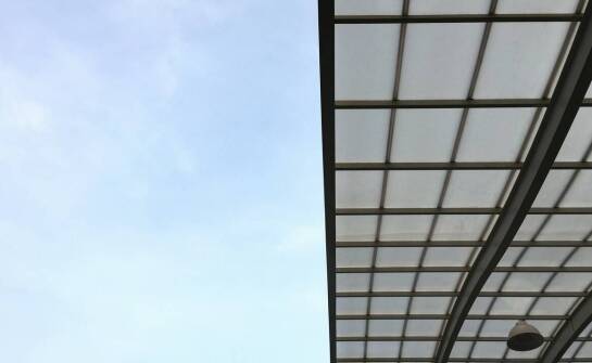 Jak płyty PMMA UV przyczyniają się do trwałości zadaszeń