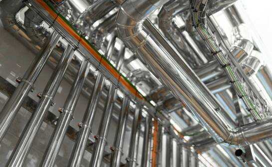 Zastosowanie rurociągów i wsporników w budownictwie przemysłowym