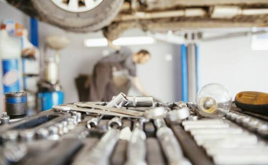 Jakie standardy bezpieczeństwa obowiązują w okręgowych stacjach kontroli pojazdów?