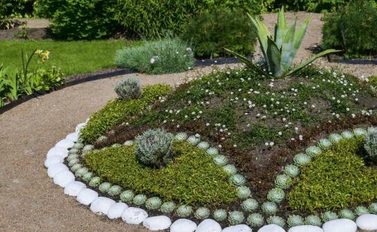 Kamień do ogrodu a aspekty funkcjonalne – jak stworzyć praktyczne ścieżki i tarasy?
