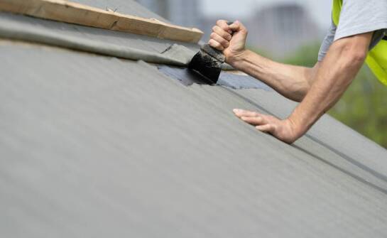 Koszt i trwałość – co warto wiedzieć o laminowaniu folii przy oklejaniu dachów?