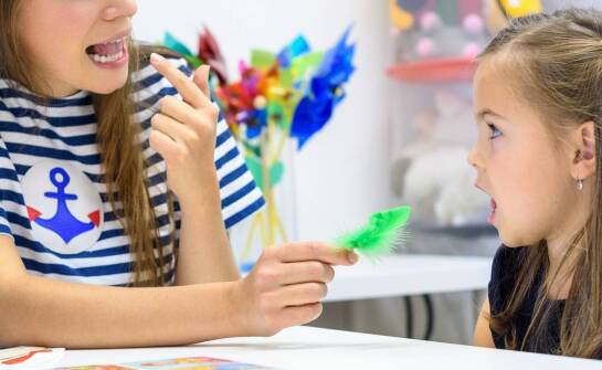 Terapia mowy dla pacjentów po udarze mózgu: Neurologopedyczne podejście