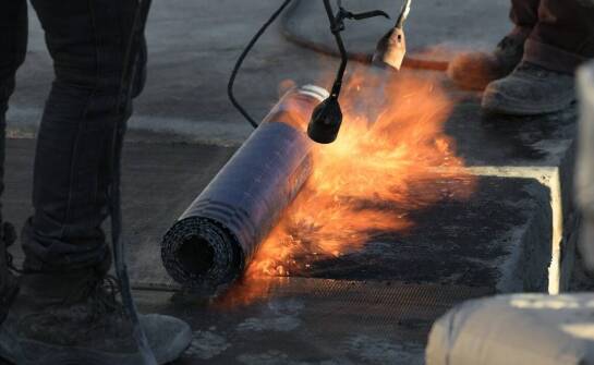 Różnice w cenach oklejania dachu w zależności od rodzaju folii
