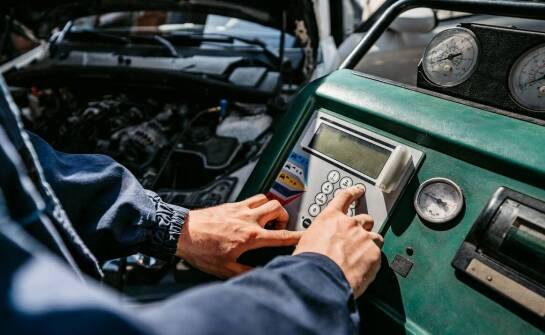 Naprawa maszyn budowlanych JCB: znaczenie szybkiej reakcji serwisu