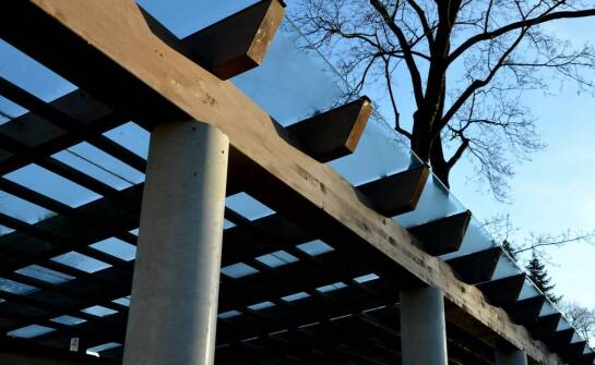 Dlaczego warto zainwestować w poliwęglan 16 mm dla konstrukcji zewnętrznych?