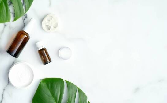 Jak naturalne składniki w kosmetykach wspomagają regenerację skóry?