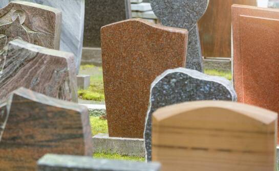 Jak zamówić trwałe zdjęcia nagrobkowe na porcelanie i krysztale?