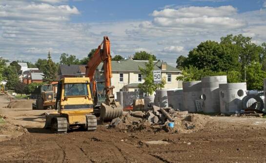 Wykopy pod instalacje wodno-kanalizacyjne – jak usługi koparko-ładowarką mogą pomóc?
