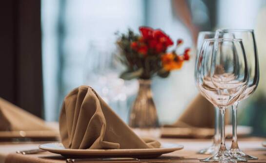 Jakie rodzaje stołów bankietowych są dostępne w ofercie wypożyczalni?