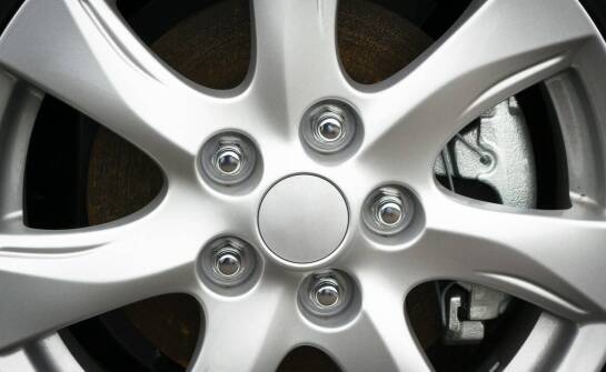 Zalety stosowania lakieru bezbarwnego do felg w różnych warunkach atmosferycznych