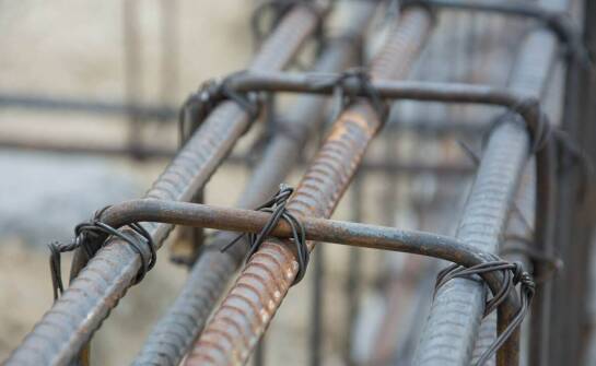 Jakie są zalety stosowania siatek zbrojeniowych w konstrukcjach?