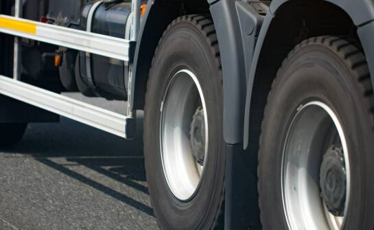 Dlaczego warto inwestować w wysokiej jakości opony 13 R22.5?