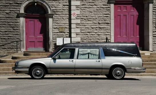 Usługi transportu zwłok oferowane przez zakład pogrzebowy – krajowe i międzynarodowe