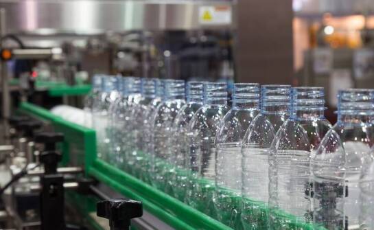 Zastosowanie zielonej energii w produkcji butelek plastikowych