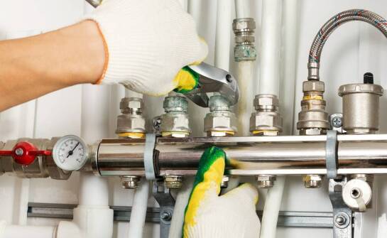 Jak usługi hydrauliczne wpływają na bezpieczeństwo budynków?