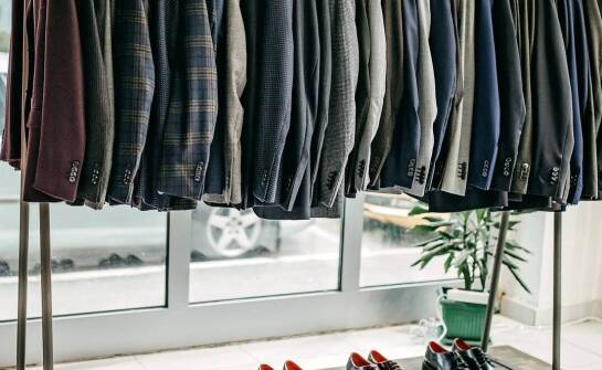 Dlaczego warto skorzystać z usług pralni chemicznej przy praniu odzieży formalnej?