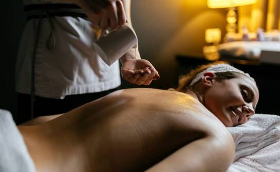 Różnice między masażem klasycznym a masażem na 4 ręce: Co wybrać?