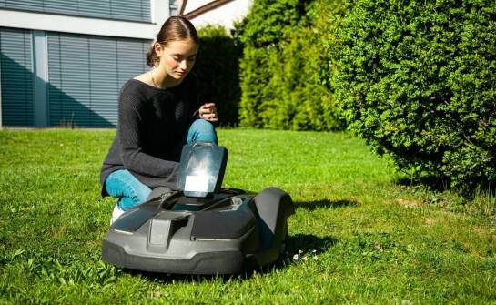 Kosiarki automatyczne a oszczędność czasu – co warto wiedzieć?