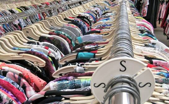 Tanie ubrania w Białymstoku: jak znaleźć najlepsze okazje na modną odzież?