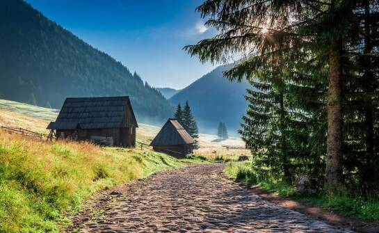 Odkryj urokliwe górskie wioski podczas pobytu w Apartamentach Nad Lipami