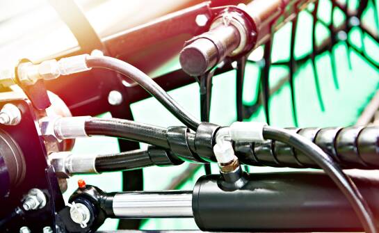 Jakie są wyzwania produkcyjne związane z dostosowywaniem siłowników do indywidualnych potrzeb?