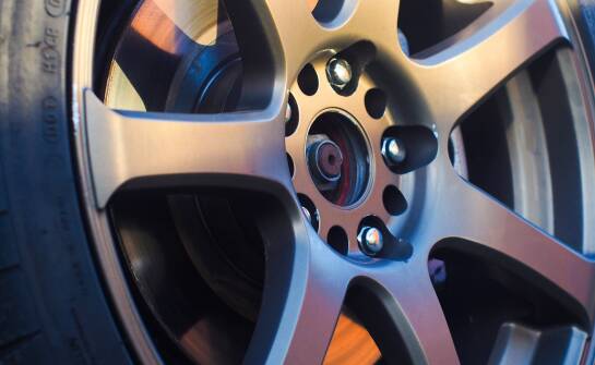 Wpływ wysokiej jakości farby do malowania felg na ich estetykę i długowieczność