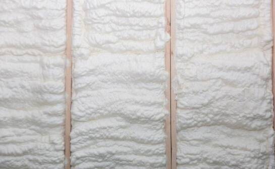 Ocieplanie pianką PUR a poprawa komfortu akustycznego wewnątrz budynku