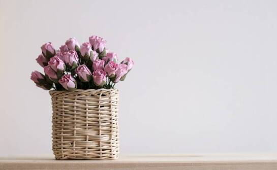 Koszyczki wiklinowe na kwiaty – wyjątkowe dekoracje sezonowe
