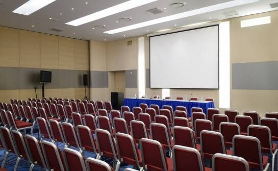 Techniczne wsparcie podczas konferencji w Hotelu Uroczysko: Sprzęt i usługi