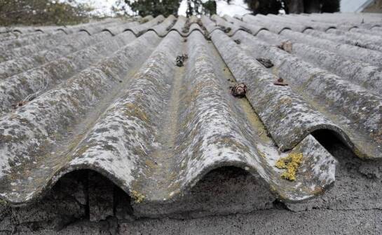 Zdejmowanie eternitu a ochrona środowiska – co warto wiedzieć?