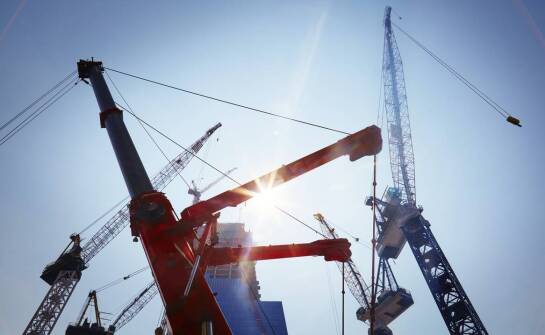 Dlaczego warto postawić na nowoczesne rozwiązania technologiczne w wynajmowanych dźwigach?