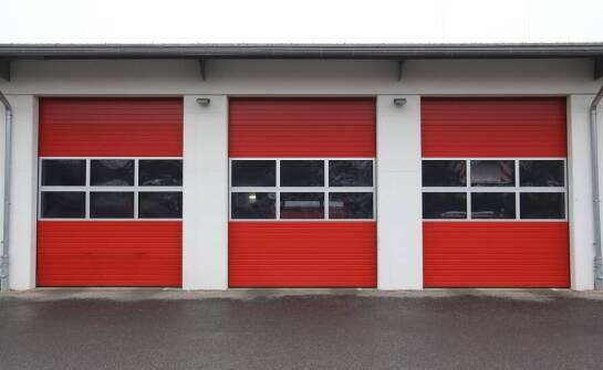 Przegląd nowoczesnych napędów do bram przeciwpożarowych przesuwnych