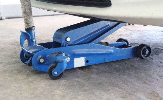 Jak wybrać podnośnik mobilny niskiego podnoszenia do małego warsztatu?