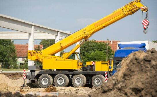 Jakie parametry techniczne warto uwzględnić przy wyborze dźwigu na wynajem?