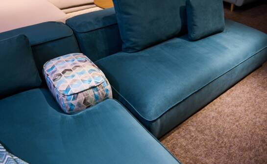 Jakie dodatki najlepiej uzupełniają narożnik Emma w salonie?