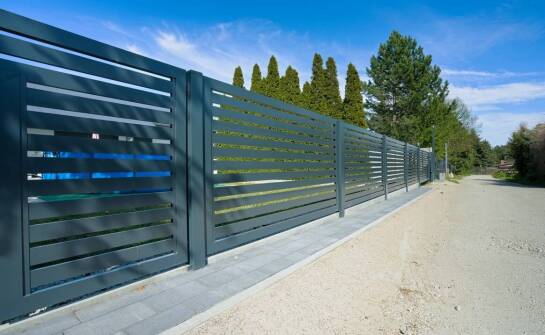 Nowoczesne rozwiązania w produkcji bram dla przestrzeni komercyjnych