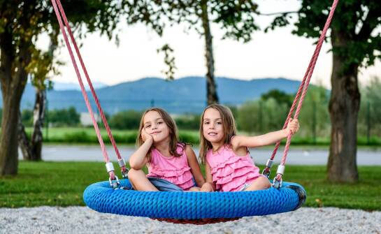 Huśtawka bocianie gniazdo: idealna opcja na prezent dla dziecka