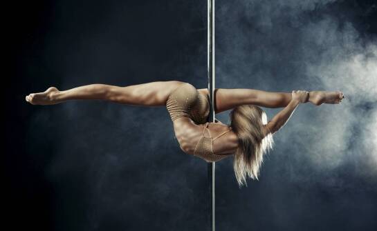 Jakie kolory dominują w modzie pole dance i jak wpływają na wizerunek?