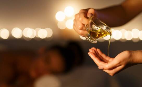 Masaż na 4 ręce - jakie olejki wybrać, by wzmocnić efekt relaksacyjny?