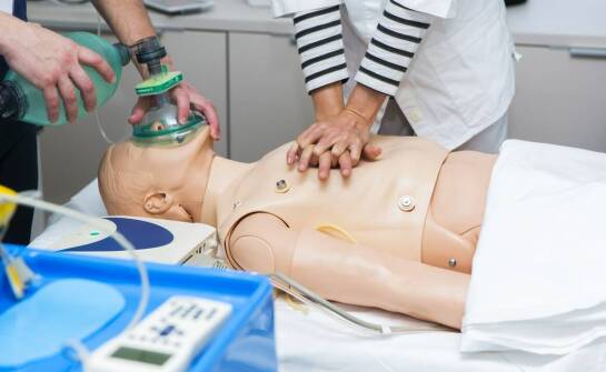 Szkolenia BLS-AED: Najważniejsze umiejętności ratownicze dla uczestników