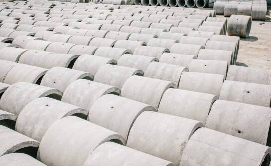 Jakie czynniki wpływają na wybór kręgów betonowych fi 400?