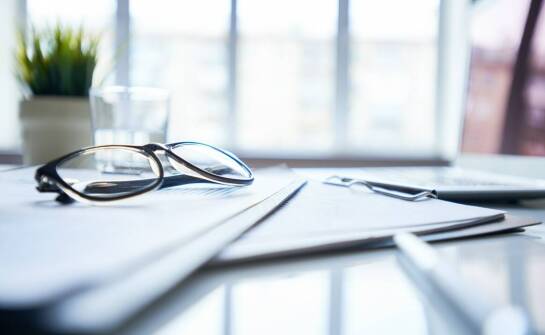 Jak technologia filtra światła niebieskiego działa w okularach korekcyjnych?